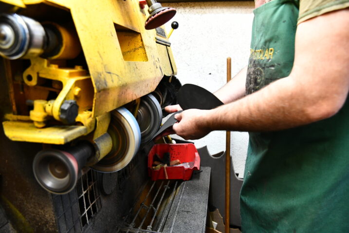 Apsurdni uvjet. Učenicima koji se školuju za obrtnička zanimanja do stipendije će biti praktički nemoguće doći