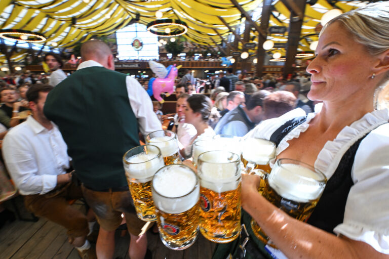 Sulude cijene na ovogodišnjem Oktoberfestu. Pivo od 13 do 17,40 eura, litra vode 10