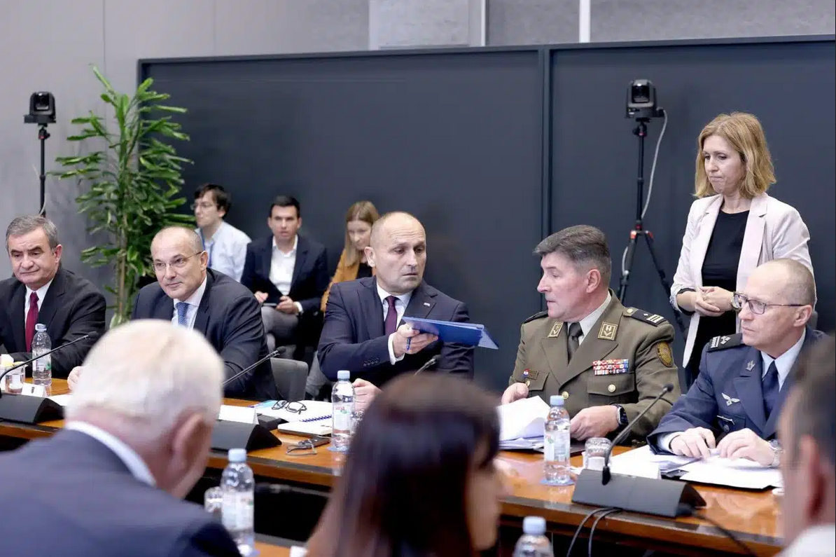 Mladen Pavković: Sjednica za – plakati!