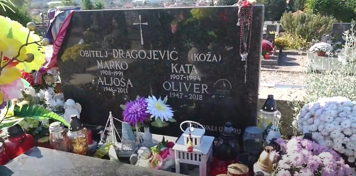 (FOTO) OSKVRNUT JE GROB OLIVERA DRAGOJEVIĆA! Zakleti Srbin u pohodu, došao se rugati na Jadran: Gadili posljednje počivalište legende