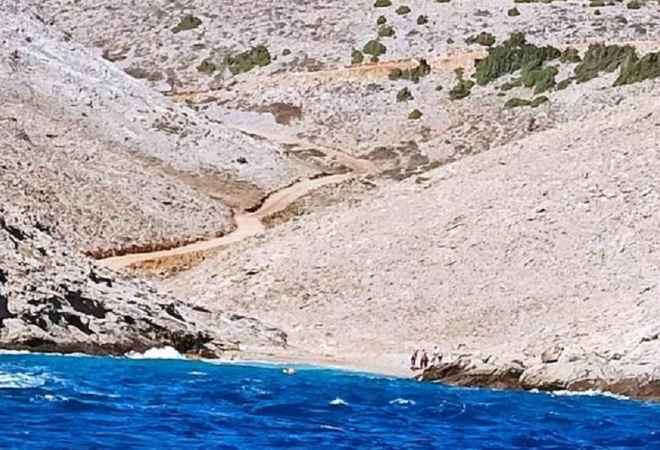 (FOTO) POTONUO BROD KOD CRESA! IZVUČENO OSMERO LJUDI: More je podivljalo, jedna osoba uočena u moru!