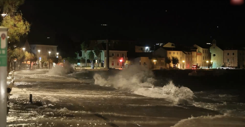 Crveni meteoalarm na snazi, oluja zahvatila Hrvatsku: Italija pod vodom, a za kaos se priprema i Slovenija