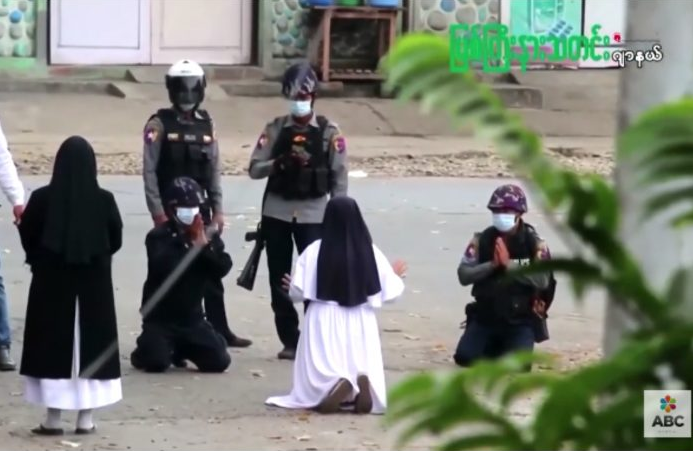 Snimka časne sestre koja preklinje vojnike u Mjanmaru obišla svijet: ‘Vjerovala sam da će nas snaga ljubavi i Bog zaštititi‘