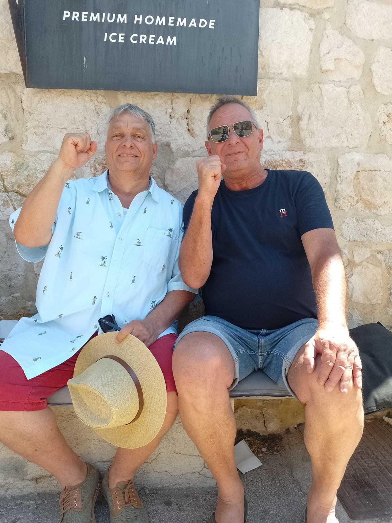 LJETUJE NA JADRANU Kijev, Moskva, Peking, Washington - Vis! Orbán stigao na naš otok: ‘S unukom šeta okolo, sam samcat, bez gorila‘