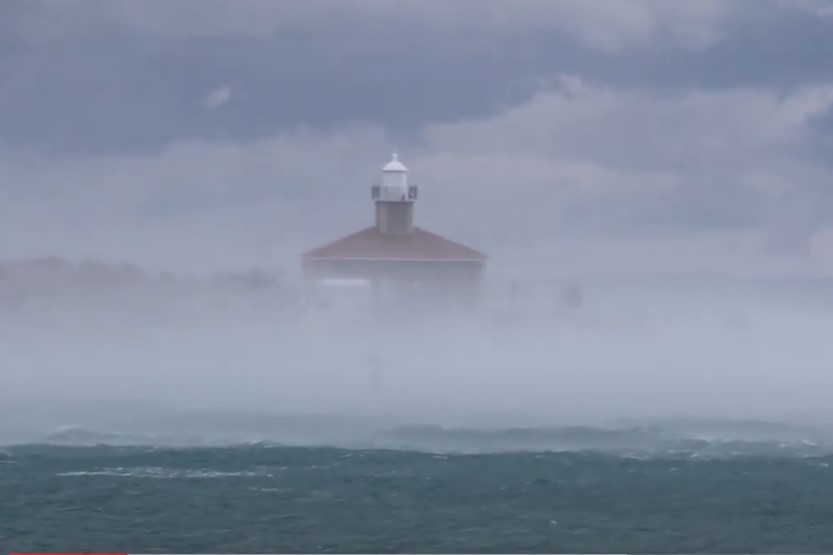 Vjetar paralizirao promet na cestama: U prekidu brojne linije