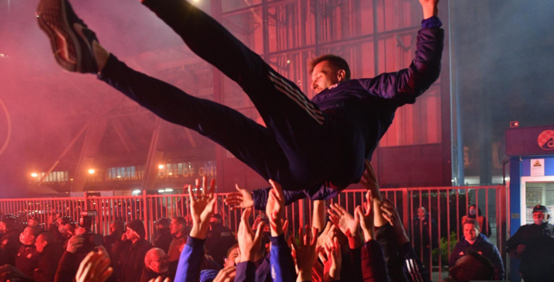 Oršić leti zrakom, igrači pjevaju s navijačima!