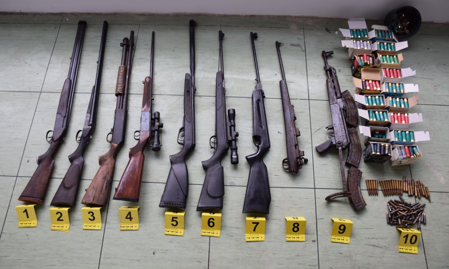 Muškarac u Pločama naoružan do zuba, policija mu u kući pronašla: sedam 'običnih' pušaka, jednu automatsku, gomilu municije te dijelove još nekoliko oružja