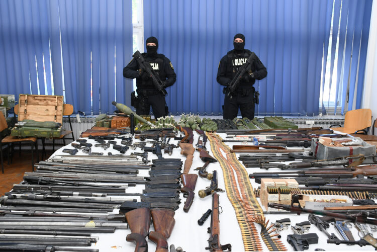 Sedmorka skrivala nevjerojatan arsenal: Pogledajte što im je policija sve uspjela oduzeti