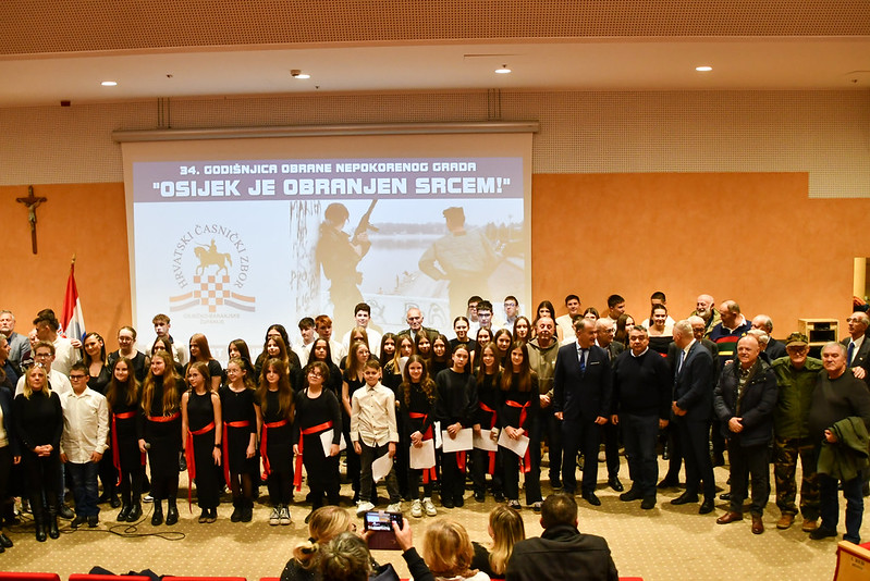 Povodom 34. godišnjice obrane nepokorenog grada održana tribina” Osijek je obranjen srcem!”