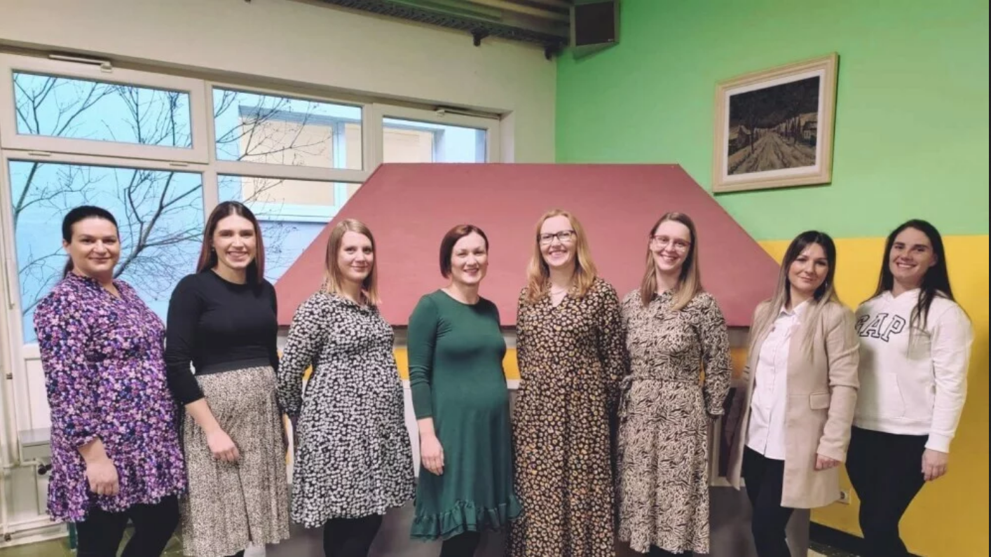 Radosti i iščekivanje: Osmoro djelatnica osnovne škole Petra Preradovića u Pitomači očekuju prinovu