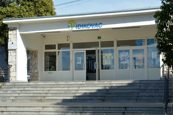 Muškarac ispred pulske škole Vidikovac vrbovao učenika petog razreda. PONUDIO MU BOMBONE, PA GA POZVAO U AUTOMOBIL "DA VIDI PSIĆE"