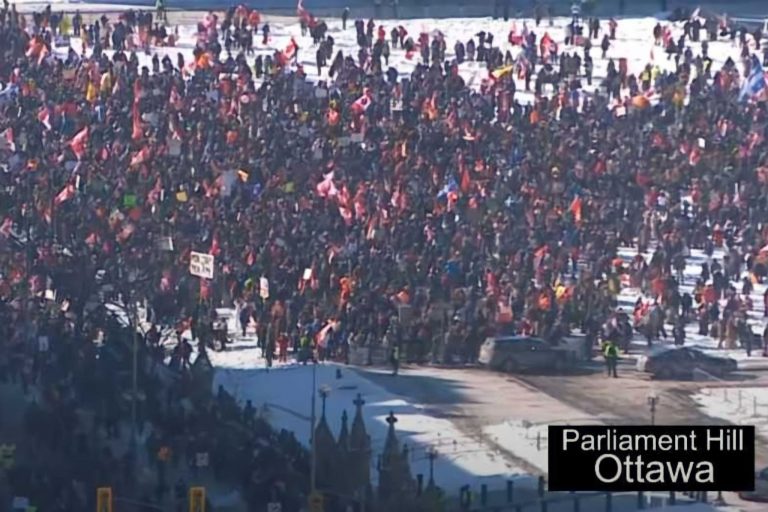 Ottawa: Pred parlamentom veliki prosvjedi vozača protiv obveznog cijepljenja i Trudeaua