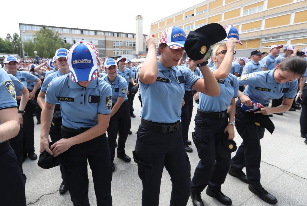 SKANDAL NA POLICIJSKOJ AKADEMIJI: Mladi  policajci kraj obrazovanja slavili uz užičko kolo?