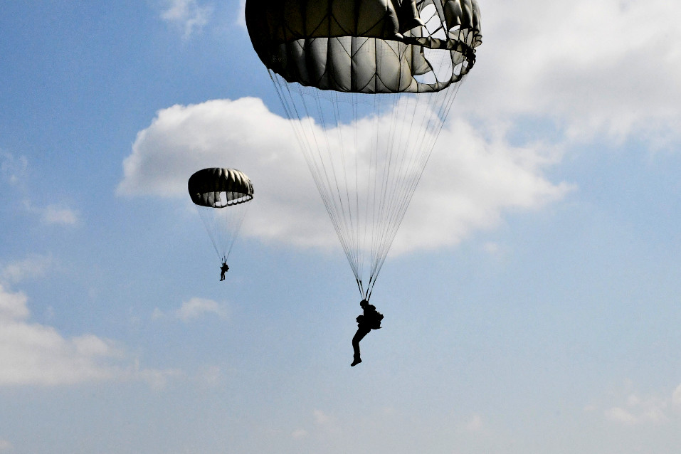 HRABROST S NEBA: Uspješno provedena padobranska obuka za hrvatske vojnike – spremni na skok u svako doba dana i noći