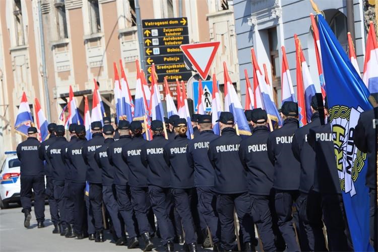 Pakrac se sjeća početka pobune: 35 godina od udara na ustavni poredak Hrvatske - policija snima okupljanje