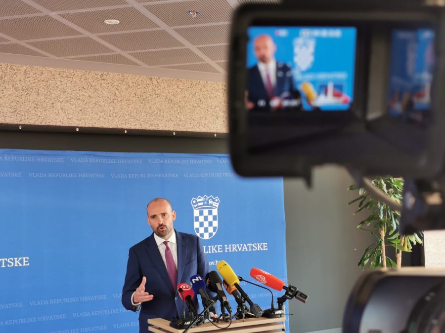 Paladina: Supruga je zaposlena u skladu sa zakonom. To nije varanje države!