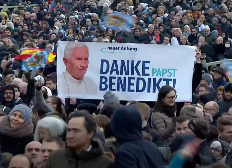 Benedikt XVI. pokopan u bazilici sv. Petra, u grobnicu Ivana Pavla II.