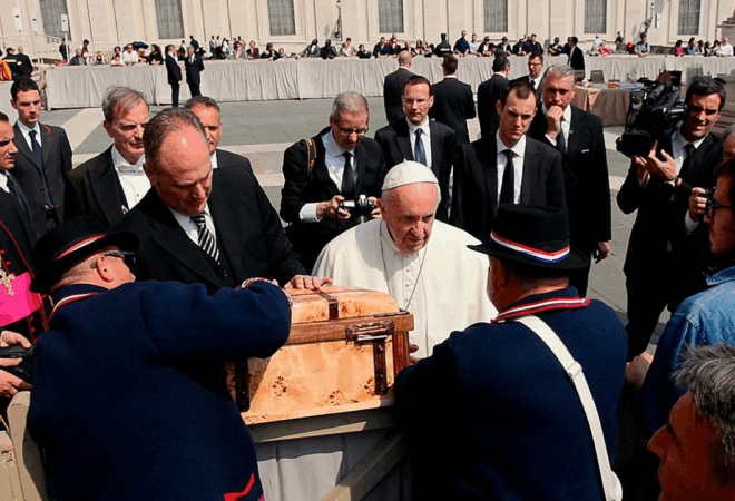 Branitelji papi Franji došli s ratnim krunicama: Nešto se dogodilo kad su mu poljubili ruku