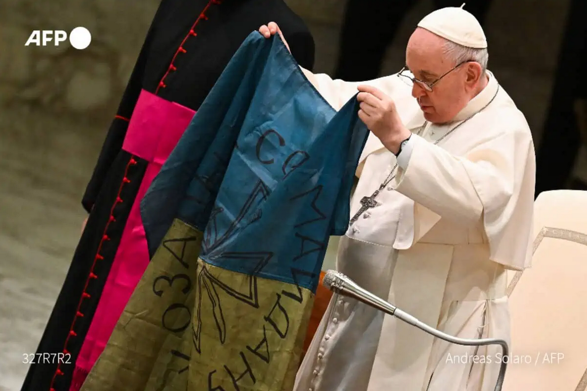 Papa poljubio ukrajinsku zastavu iz Buče pa zavapio: 'Položite oružje!'