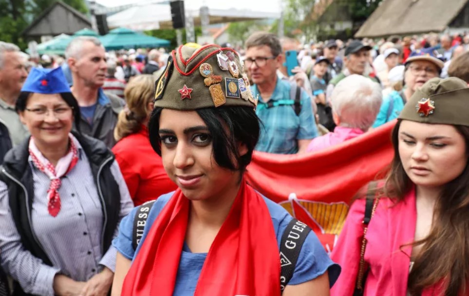 ZAŠTO SE KUMROVAČKI DERNEK GURA POD TEPIH