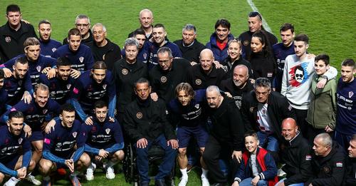 Pauci posjetili Vatrene na treningu i poklonili im krunice