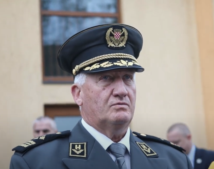 Ministar Medved otkriva ploču s imenom generala Pavla Miljavca na sjedištu Hrvatske kopnene vojske