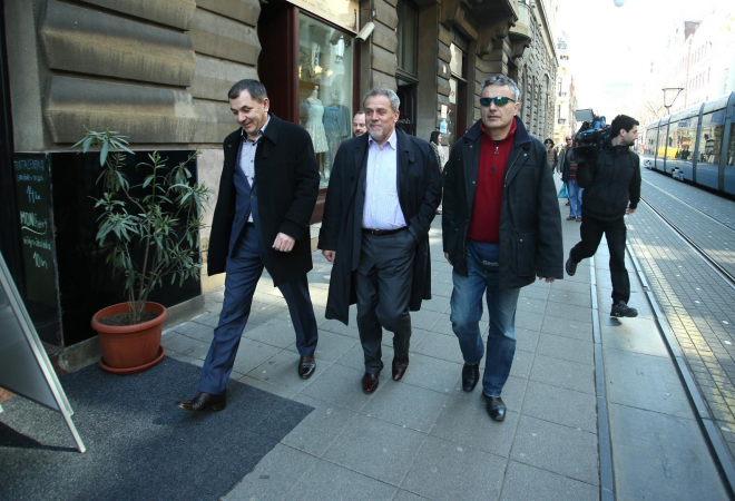 DRAMA NA RIBNJAKU! BANDIĆEVA ‘DESNA RUKA’ SPASILA DAN: Spriječio katastrofu, izvukao ženu iz zapaljenog automobila. ‘Vozio sam prema gradu kad sam uočio da automobil dimi’