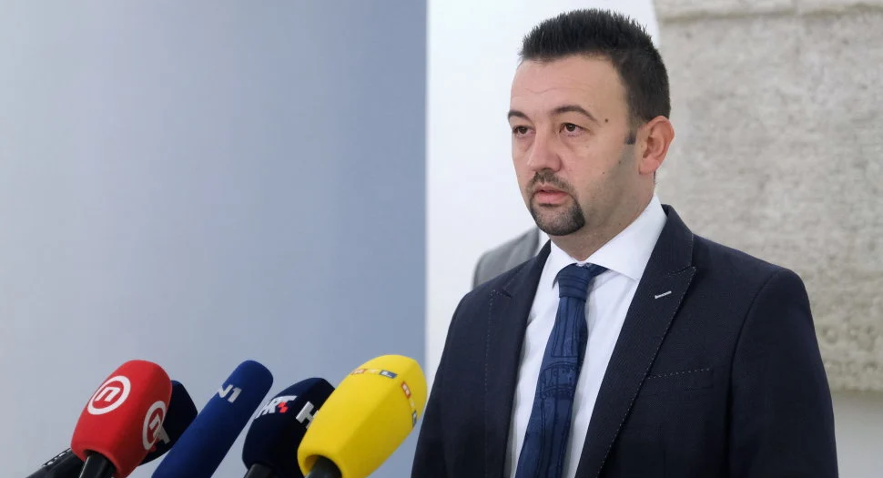 PRIPADNICI SRPSKE MANJINE IMAJU DVOSTRUKO PRAVO GLASA Pavliček uputio prijedlog za ocjenu ustavnosti Zakona o lokalnim izborima: Hrvati u Vukovaru u neravnopravnom su položaju!