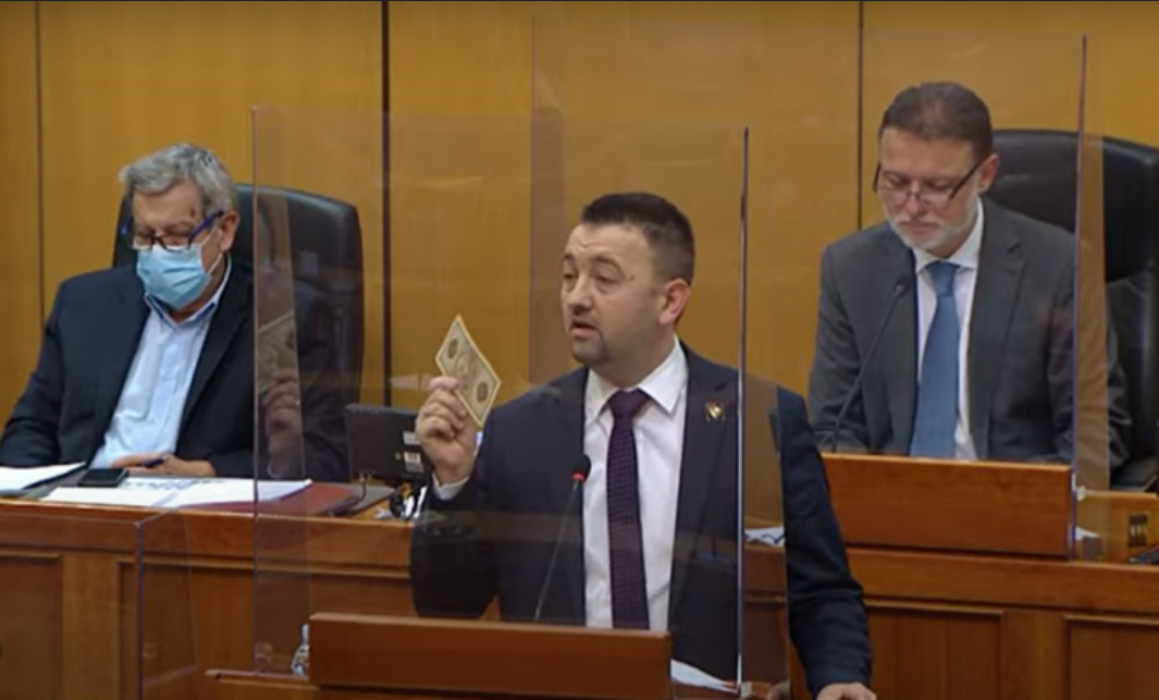 VIDEO Pavliček u Saboru mahao novčanicom iz NDH: Siguran sam da Puhovski i Klasić vole što više tih 'ustaških' simbola imati u novčaniku