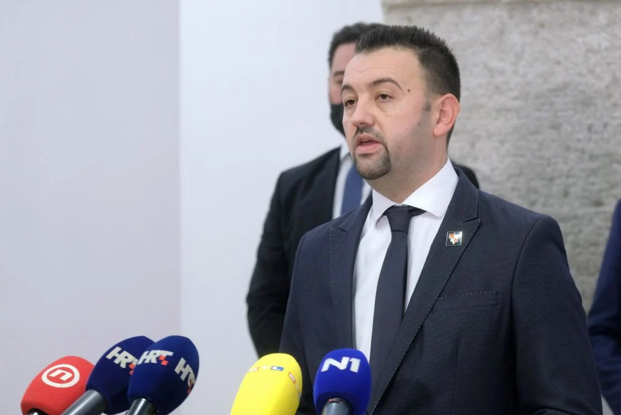 Pavliček SDSS-ovoj zastupnici: 'Djeca crtaju Vodotoranj sa srpskom zastavom, zar to nije velikosrpska propaganda?'