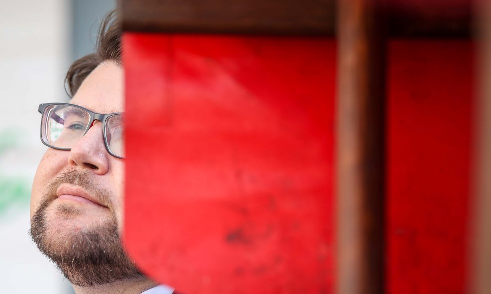 KOMENTAR  Koalicijski kompas ne laže: Grbin maše s tri ćorka