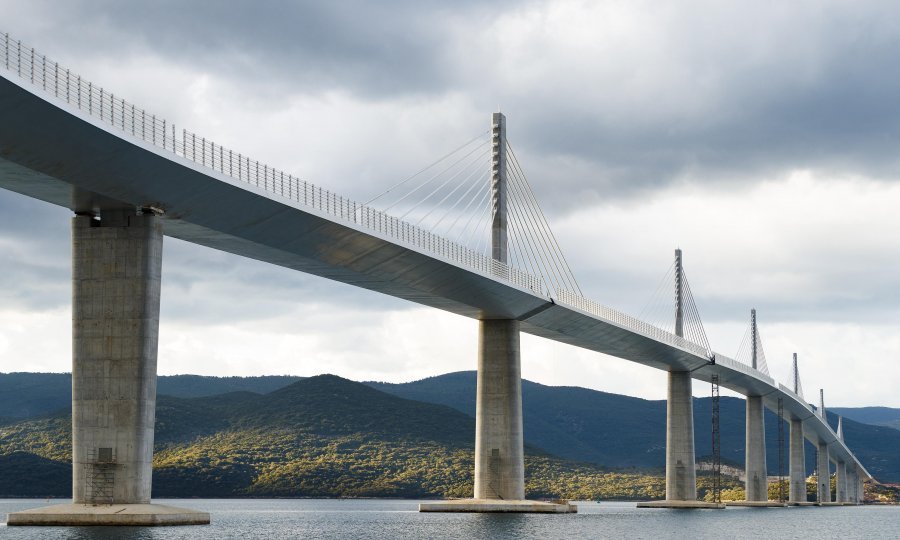 Rasvjeta na Pelješkom mostu je protuzakonita? 'Obavijestit ćemo Bruxelles, da saznaju kako se Hrvatska razbacuje novcem