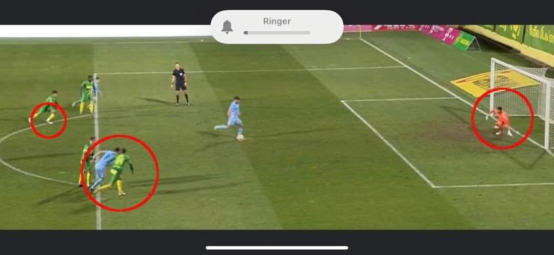 Je li Petković zastao? Je li opravdano poništen jedanaesterac? Desna noga je cijelo vrijeme u pokretu...