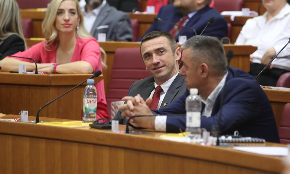 Penava izgovorio ono što nitko iz vlade ne želi: Plaće dužnosnicima rastu više od 70 posto