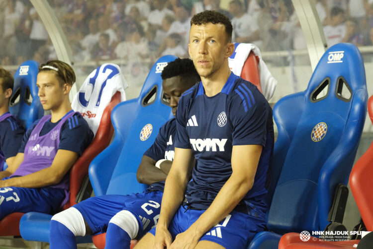 Navijači Hajduka bijesni, brišu Perišićevo ime s dresova