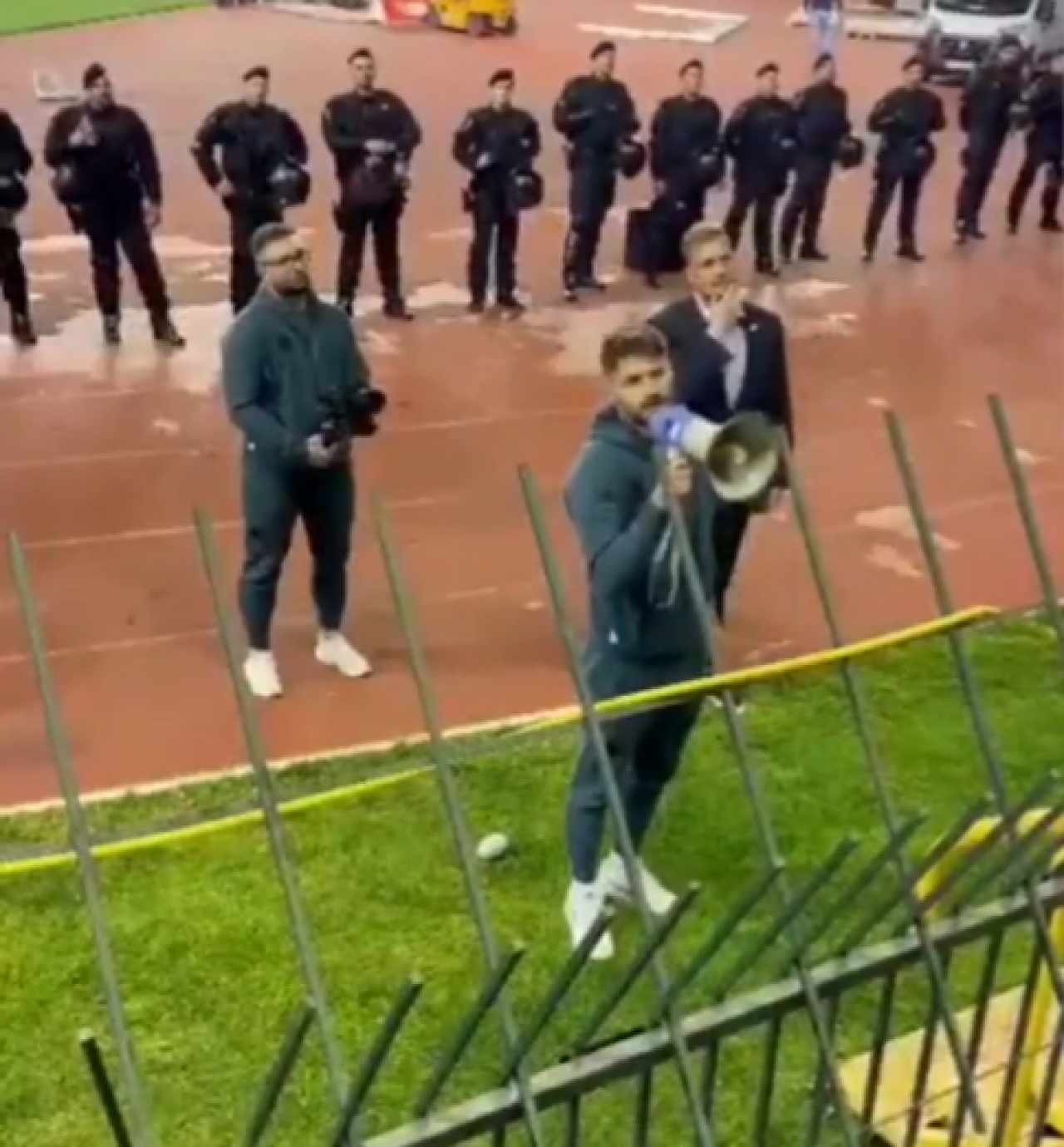 VIDEO Petković jedini dobio dozvolu za prilazak Boysima, poslušajte njegov govor s Poljuda: ‘Ima ranjenih...‘