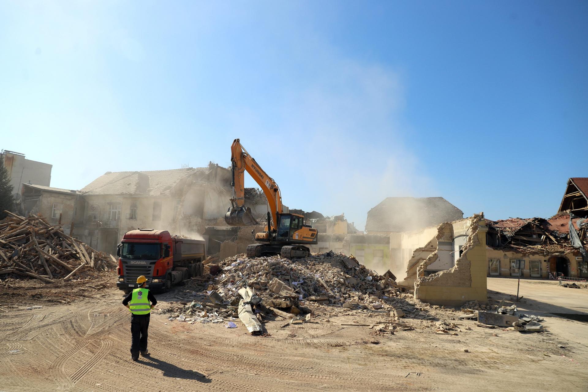 RUŠILIŠTE U PETRINJI Strojevi rade, ulice sablasno prazne: ‘Ovo je grad duhova. Ljudi odlaze, tu se ne da živjeti‘