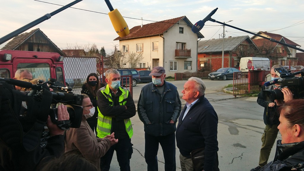 Spor oko podjele građevinskog materijala: Nezadovoljni Petrinjci sukobili se s gradonačelnikom