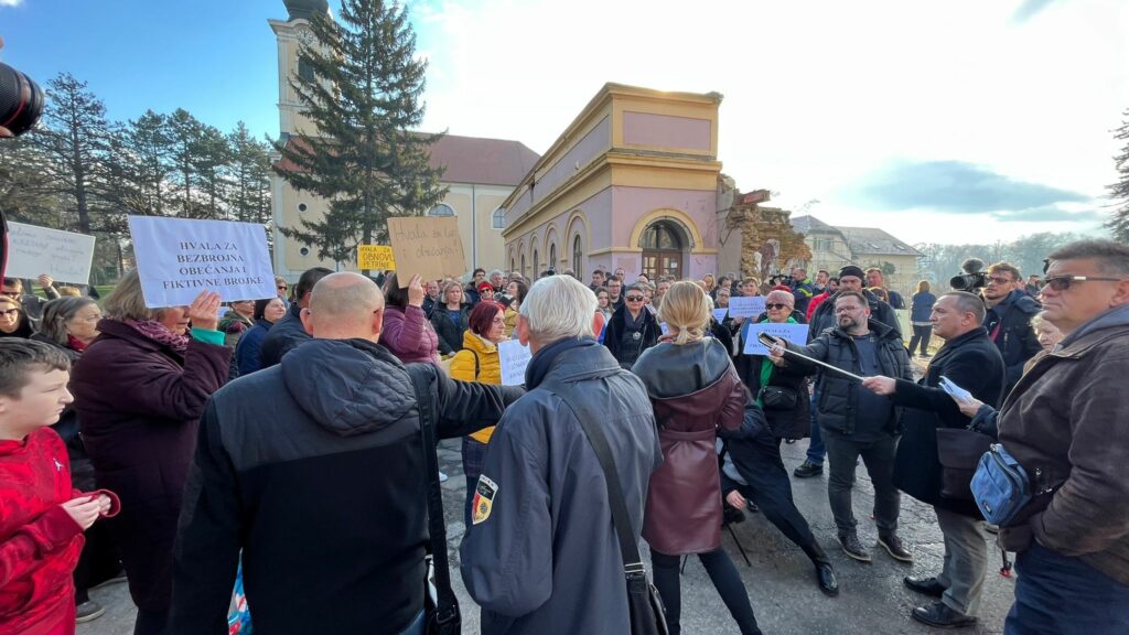 GODIŠNJICA POTRESA Nitko od predstavnika vlasti ni gradske, ni županijske ni državne nije danas bio s Petrinjcima