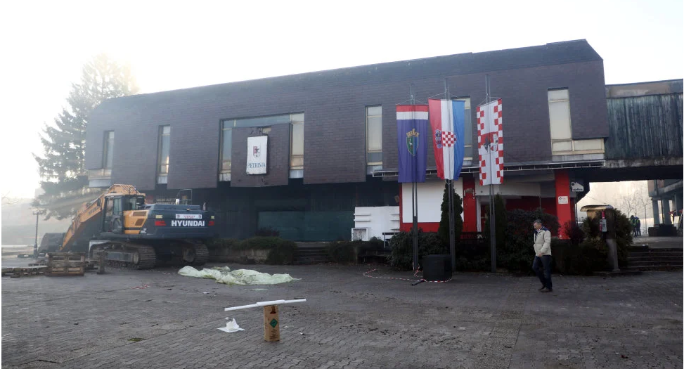 BIVŠA ROBNA KUĆA Što umjesto "Petrinjke"? Petrinjci žele bazen, igralište, centar sa sadržajima...