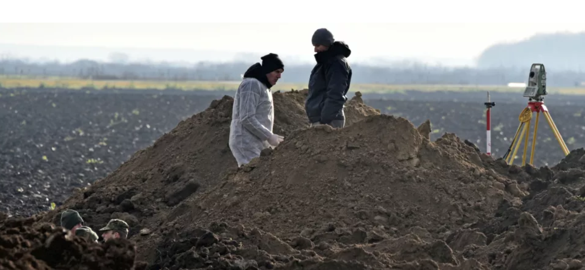 ŠOKANTNO OTKRIĆE U PETROVAČKOJ DOLI: Masovna grobnica otkriva mračnu tajnu ratnih zločina!