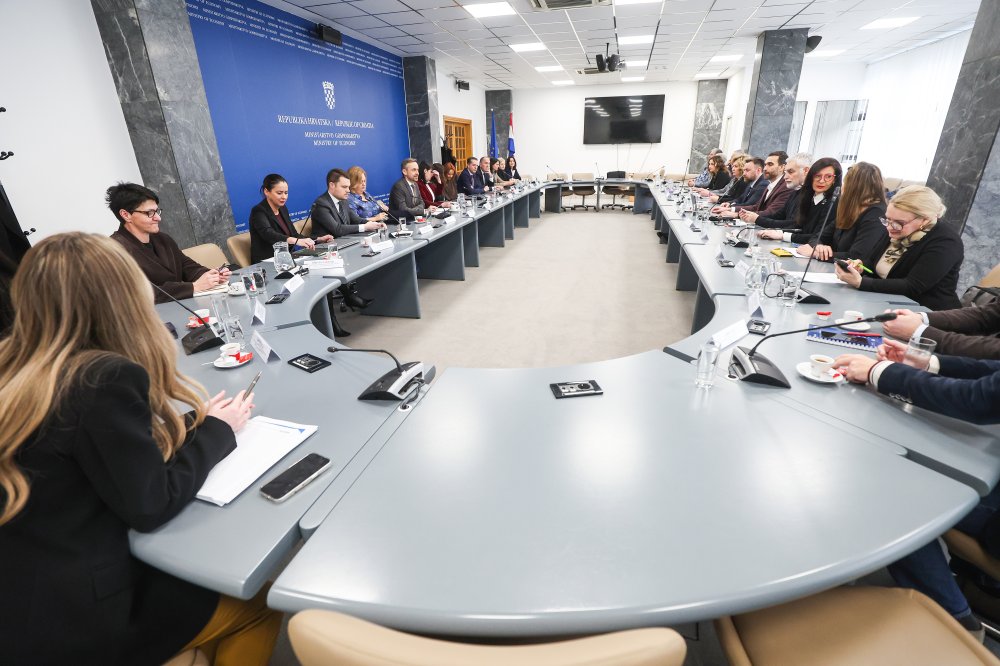 RASTE OSNOVICA PLAĆA Vlada i sindikati državnih službi postigli dogovor o rastu plaća