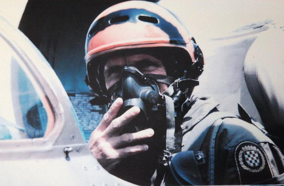 SRBIJA OVO KUHA PET GODINA! Legendarni pilot optužen za ratni zločin: Izveo je prelet prije Selaka, Milanović ga tek odlikovao