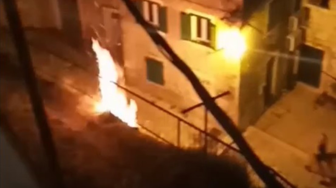 Snimljen piroman u šibenskom Kvartiru: Zapalio raslinje i utekao prije dolaska policije (VIDEO)