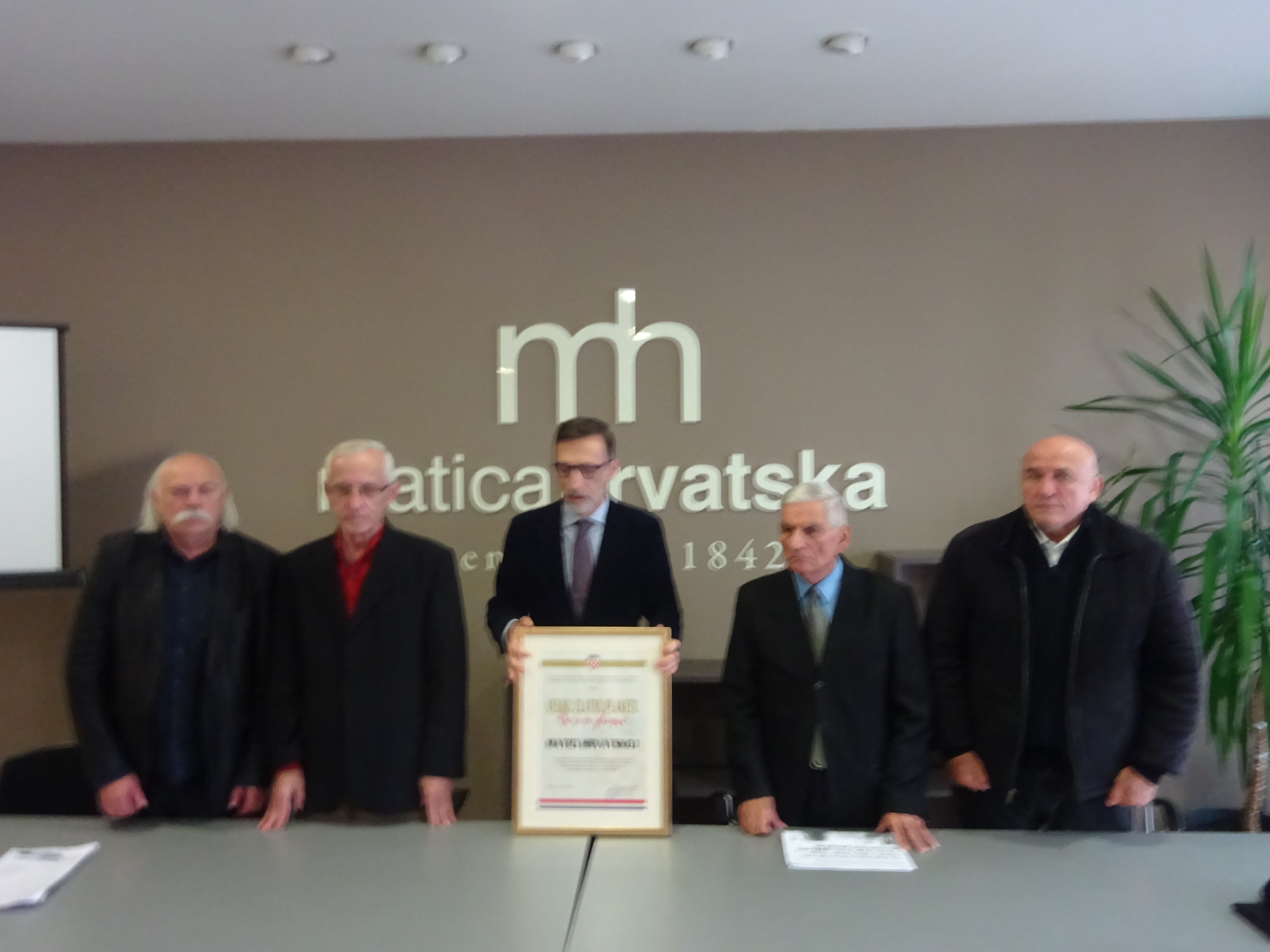 Matici Hrvatskoj branitelji uručili veliko priznanje