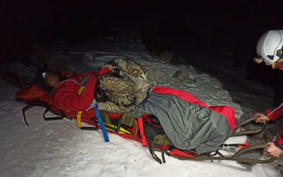 HGSS: Pas se sklupčao uz ozlijeđenog planinara i grijao ga svojim tijelom, odanost nije prestala ni našim dolaskom...