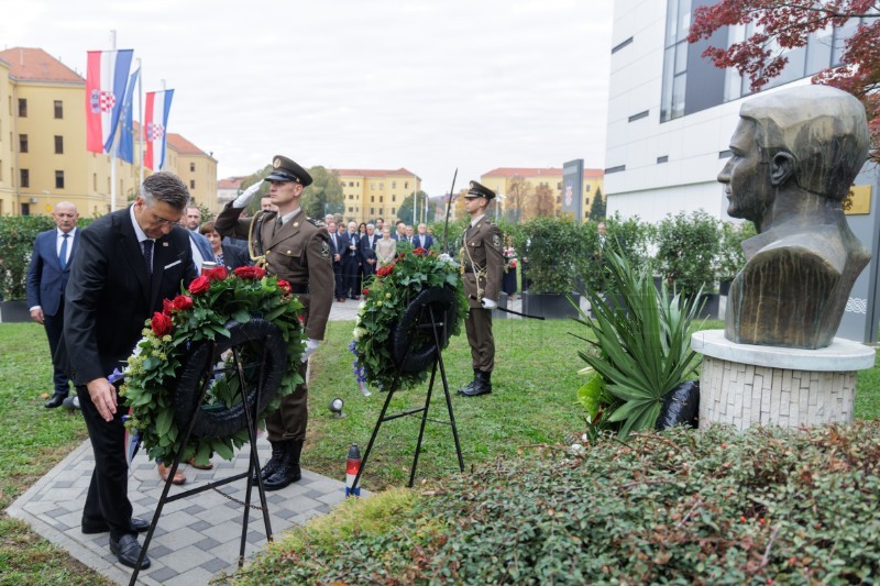Državni vrh odao počast heroju Domovinskog rata Blagi Zadri: „Njegova hrabrost i žrtva trajno su upisane u hrvatsku slobodu“