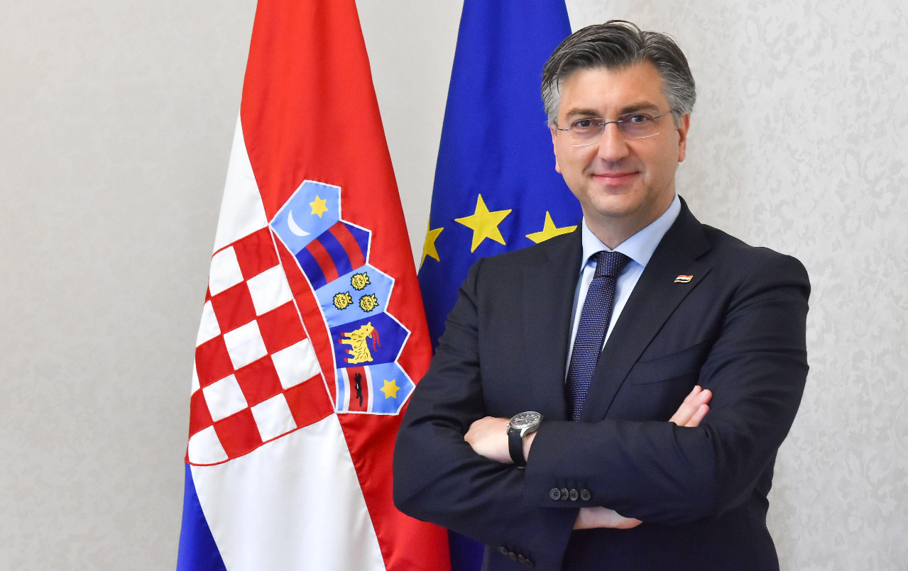 Plenković čestitao Božić, pozvao na cijepljenje i zaželio što manje polarizacije