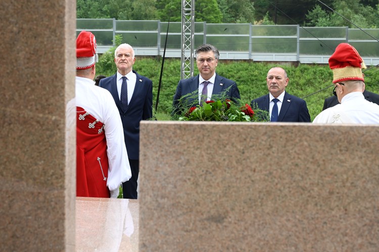 Njegujemo kulturu sjećanja odajući dužni pijetet žrtvama svih totalitarnih režima