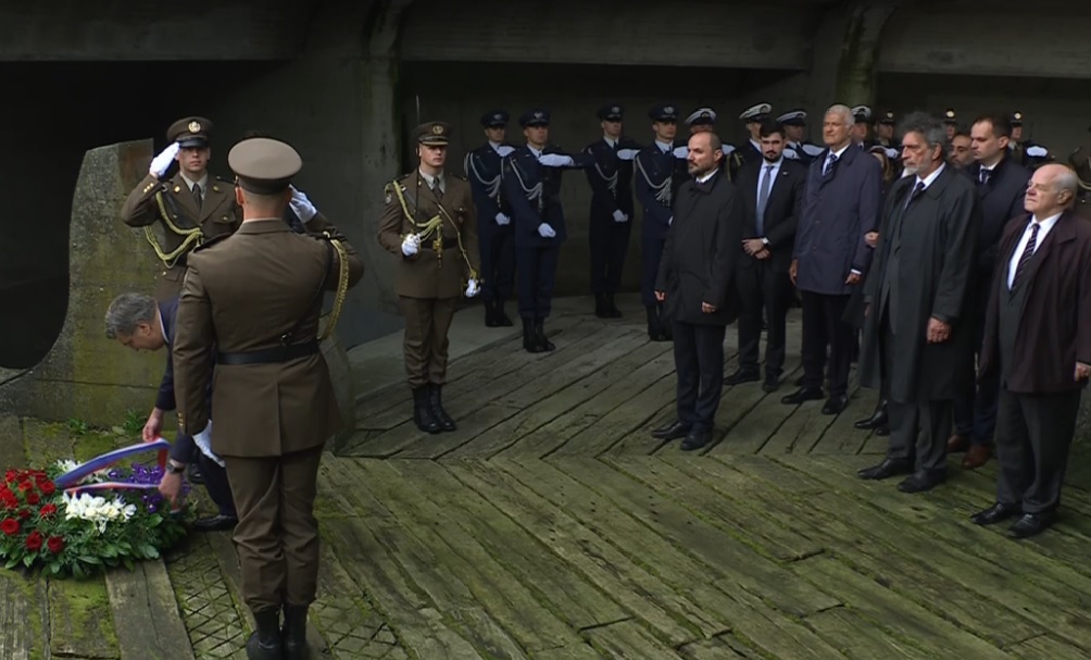 KOMEMORACIJA U JASENOVCU: Državni vrh položio vijence, pale teške riječi. Pupovac govorio o zabrani ustaških simbola